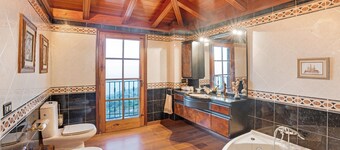 Vacation Home "La Victoria' with Sea View, Private Terrace & Wi-Fi
