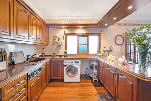 Vacation Home "La Victoria' with Sea View, Private Terrace & Wi-Fi