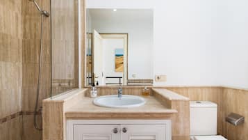 Bruser, hårtørrer, håndklæder