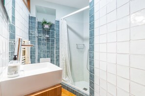 Een bad, een haardroger, handdoeken