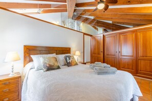 3 slaapkamers, een strijkplank/strijkijzer, gratis wifi, beddengoed