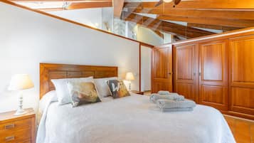 3 slaapkamers, een strijkplank/strijkijzer, gratis wifi, beddengoed