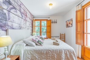 3 slaapkamers, een strijkplank/strijkijzer, gratis wifi, beddengoed