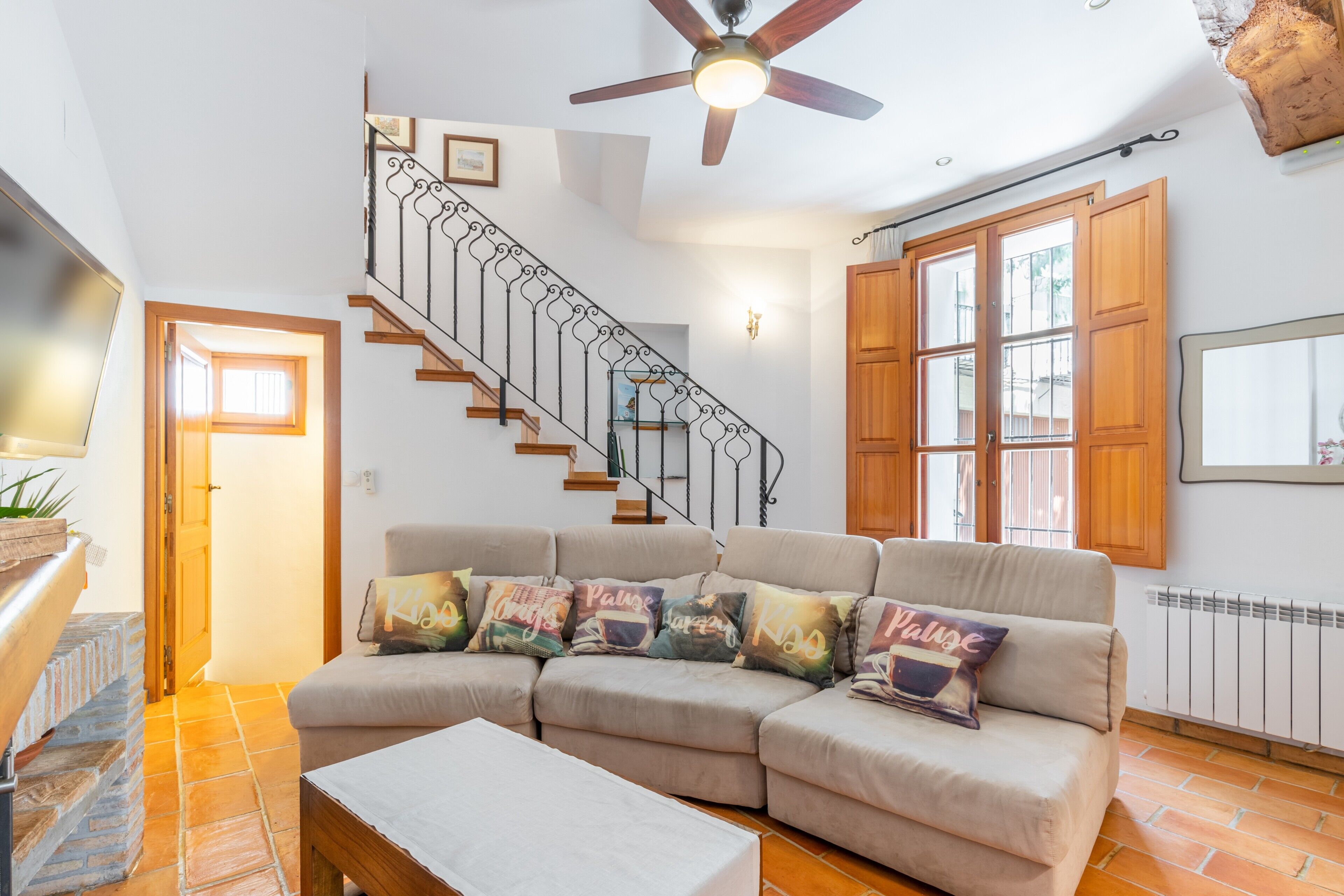 Televisión y chimenea 