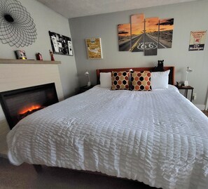 3 chambres, bureau, fer et planche à repasser, lit de bébé portatif