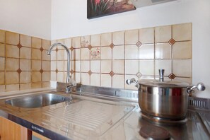 Frigorifero, piano cottura, pentole/stoviglie/utensili