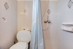 Regadera, secadora de cabello, toallas 