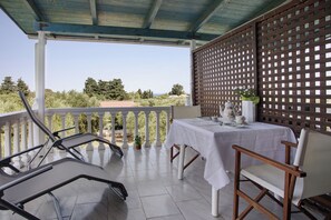 Outdoor dining - Studio Apartment "Areti Orfeas Studio" near Beach with Balcony & Wi-Fi (Zakynthos)