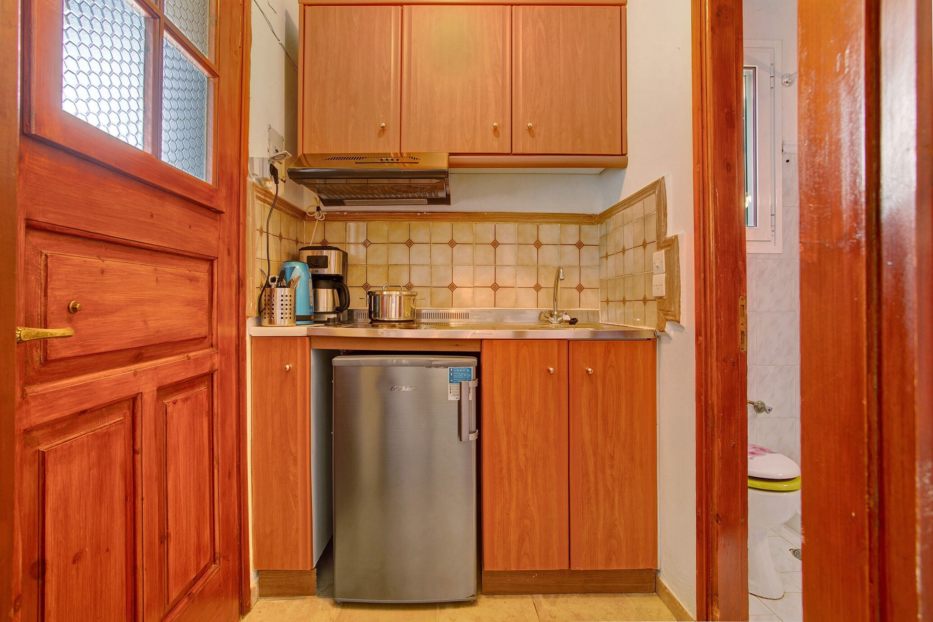 Kühlschrank, Herdplatte, Hochstuhl, Kochgeschirr/Geschirr/Besteck