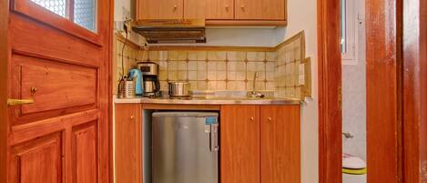 Fridge, stovetop, high chair, cookware/dishes/utensils