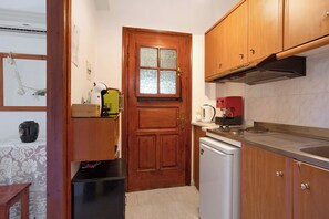 Kühlschrank, Herdplatte, Hochstuhl, Kochgeschirr/Geschirr/Besteck