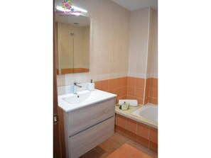 Banyera, assecador de cabells i tovalloles 