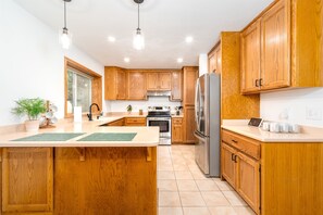 Refrigerador, microondas, horno y cafetera y tetera