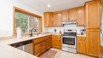 Fridge, microwave, oven, coffee/tea maker
