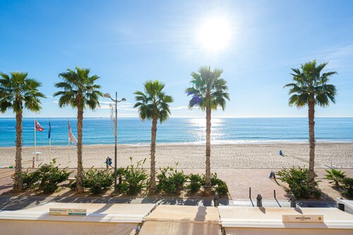 Apartment "Apto Villajoyosa 1ª Línea" close to the Beach with Sea View & Wi-Fi