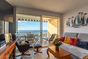 TV, DVD-spiller og stereoanlegg