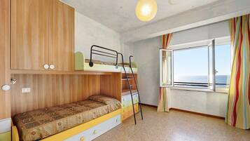 2 quartos, ferros/tábuas de passar roupa, roupa de cama