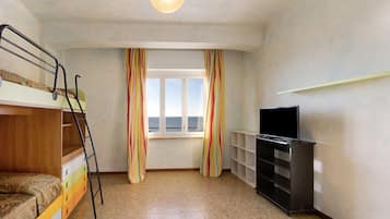 2 bedrooms, iron/ironing board, bed sheets