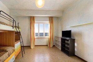 2 habitaciones, tabla de planchar con plancha y ropa de cama 