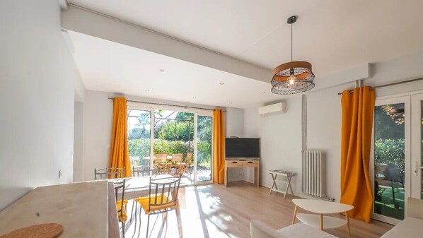 Televisión, mesa de ping pong