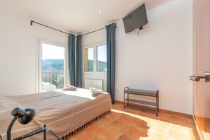 3 bedrooms, free WiFi, bed sheets