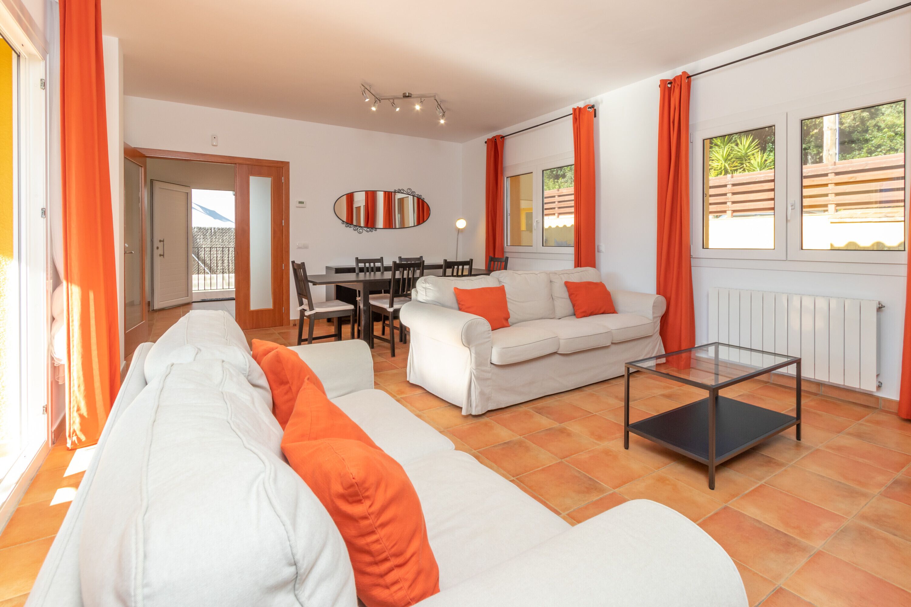 Una televisión, una mesa de tenis de mesa