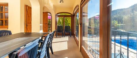 تناول الطعام بالخارج