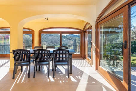 Restauration. Villa "Rosa" avec vue sur les montagnes, piscine & Wi-Fi