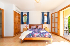 4 bedrooms, iron/ironing board, free WiFi, bed sheets