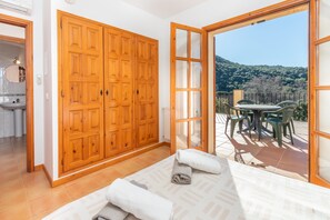 4 bedrooms, iron/ironing board, free WiFi, bed sheets - Villa "Rosa" with Mountain View, Pool & Wi-Fi (Calonge)