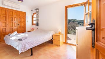 4 bedrooms, iron/ironing board, free WiFi, bed sheets