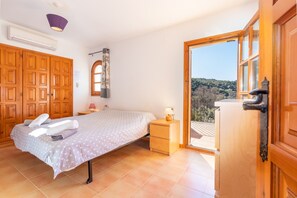 4 bedrooms, iron/ironing board, free WiFi, bed sheets