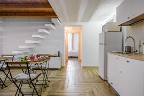 Fridge, microwave, stovetop, coffee/tea maker - Apartment "Calypso Il Binario Apartment" with Private Balconies, Wi-Fi & A/C (Palermo)