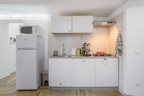 Refrigerador, microondas, parrilla de estufa y cafetera y tetera 