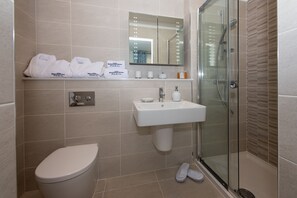 Luxury Apartment, 5 Bedrooms | Bathroom | Shower, hair dryer, bathrobes, towels