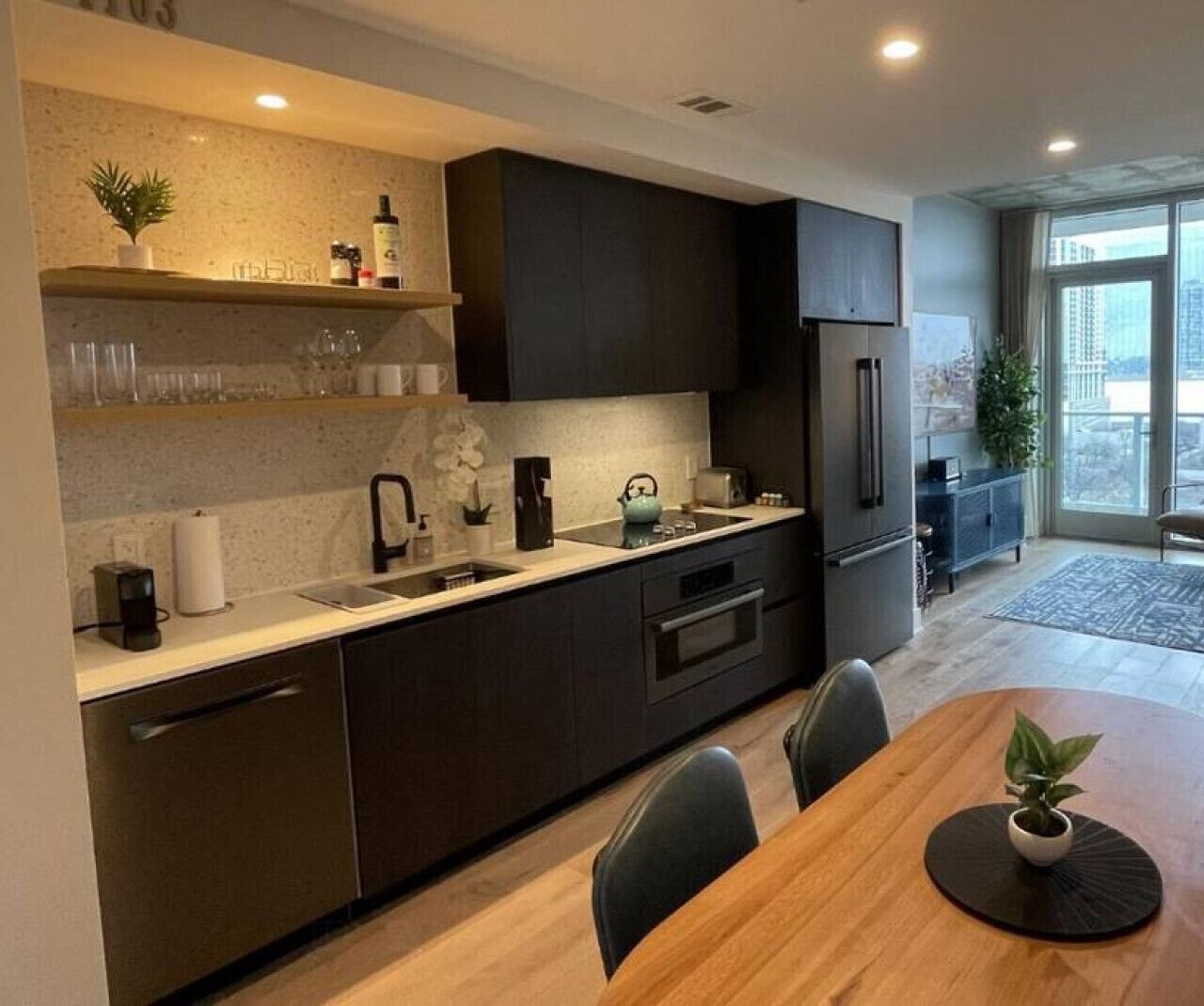 Fridge, coffee/tea maker