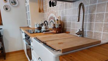 Køleskab, mikrobølgeovn, ovn, kogeplade