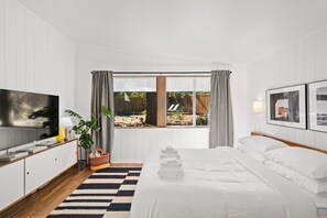 1 bedroom, desk, free WiFi - Private Guest-Suite in Architecturally-Renowned MCM Home (Denton)