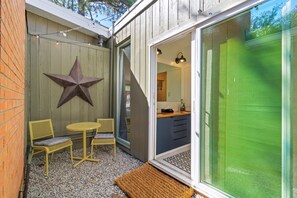 Outdoor dining - Private Guest-Suite in Architecturally-Renowned MCM Home (Denton)