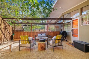 Terrace/patio - Private Guest-Suite in Architecturally-Renowned MCM Home (Denton)