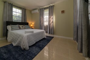 3 chambres, coffres-forts dans les chambres, bureau