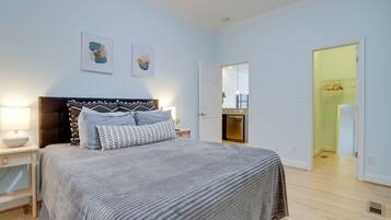 City House | 1 bedroom, premium bedding, iron/ironing board, free WiFi