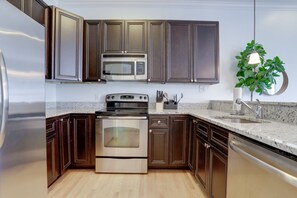 Casa urbana | Cocina privada | Refrigerador con congelador, microondas y parrilla de estufa