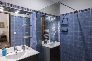 Dusche, Haartrockner, Handtücher, Seife
