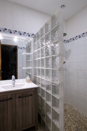 Doccia, asciugacapelli, asciugamani, sapone