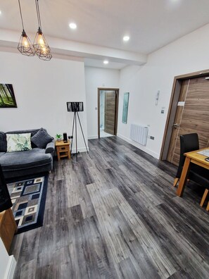 Smart TV, Netflix, DVD player, books - Contemporary 1 Bed Apartment, In Central Buxton (Buxton)