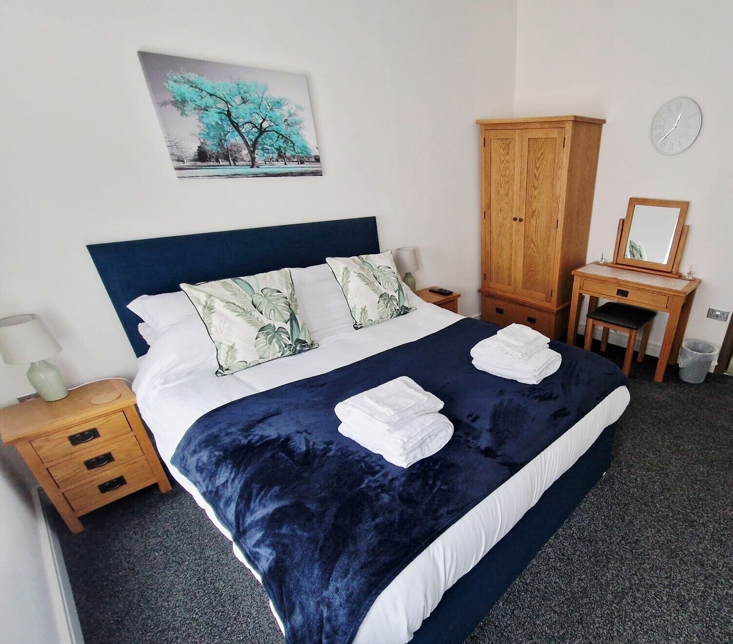 1 slaapkamer, een kluis op de kamer, een bureau