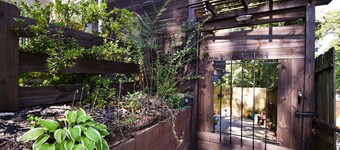 Kozy 2 bedroom close to airport with relaxing outdoor space