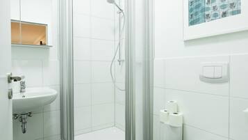 Dusche, Haartrockner, Handtücher, Shampoo