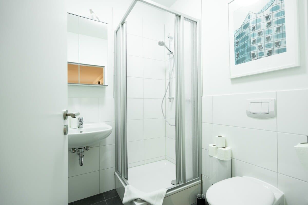 Dusche, Haartrockner, Handtücher, Shampoo